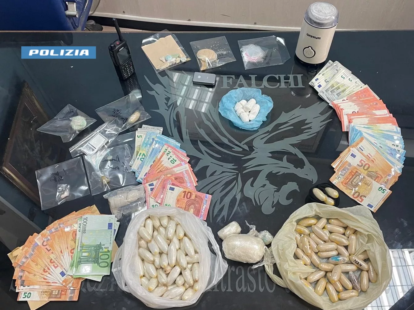 Polizia di Stato: stretta sul traffico di sostanze stupefacenti. arrestati due uomini e sequestrati due laboratori
